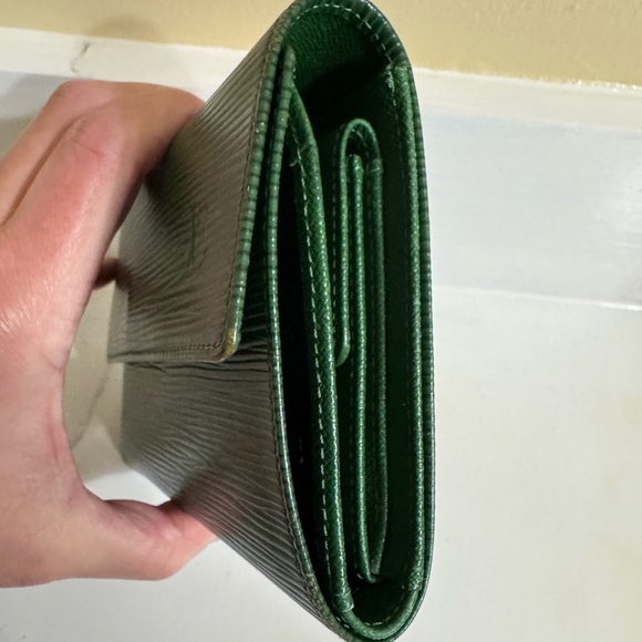 Louis Vuitton Epi GREEN Textured Wallet Like New! Authentic and Dust Bag - Picture 12 of 16